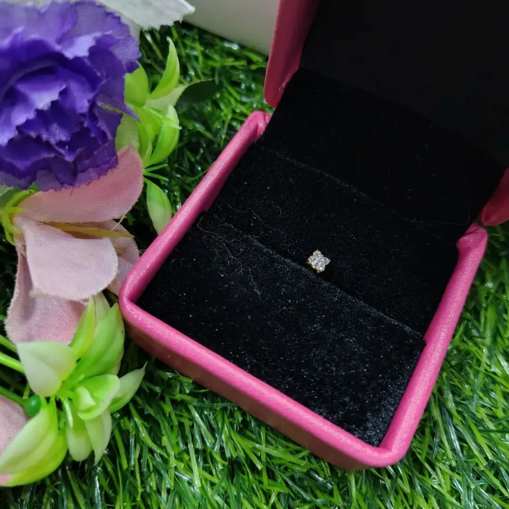 Premium quality Fashionable Classic Design Imitation Gold Polish 5 Stone Nose Pin For Women